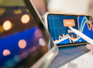 Analista de múltiplos mercados avaliando alternativas em Bitcoin, Ethereum e forex